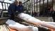 Franja de Gaza Dair El-Balah | Dos personas cargan dos cuerpos envueltos en sábanas blancas, sobre un camión. Franja de Gaza Dair El-Balah | Dos personas cargan dos cuerpos envueltos en sábanas blancas, sobre un camión.