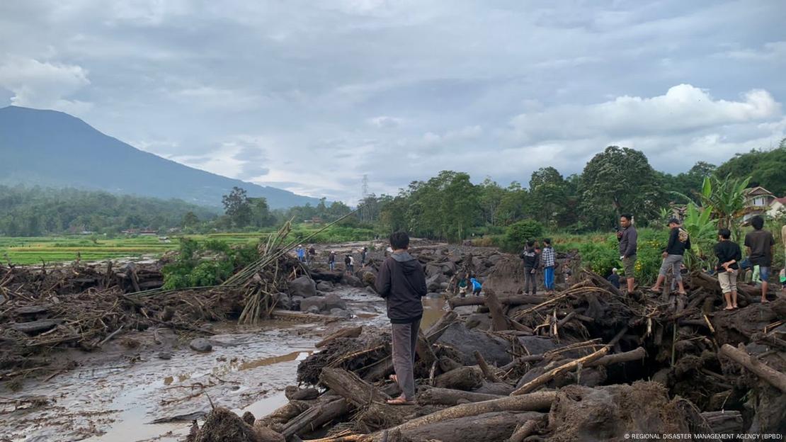 Un torrente de lodo y grandes rocas volcánicas bajaron desde lo alto del Monte Marapi en medio de intensas lluvias en Sumatra Occidental.