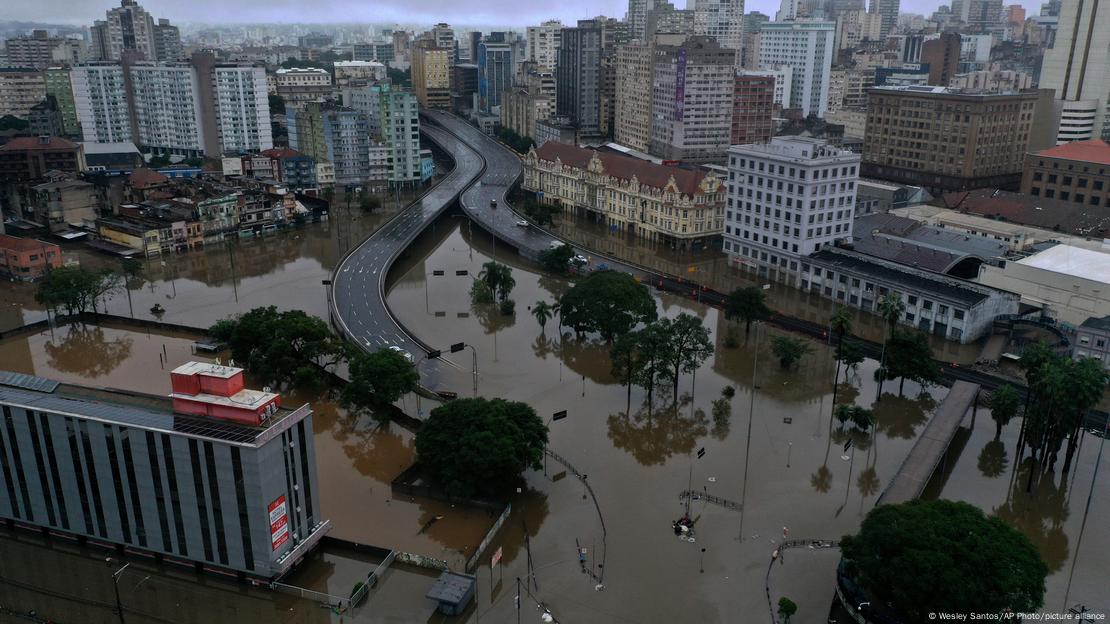 Tragédias como as enchentes no Rio Grande do Sul deixam mulheres e crianças extremamente vulneráveis à violência sexualFoto: Wesley Santos/AP Photo/picture alliance