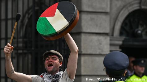 Irland Ire mit Handtrommel in Palästina-Optik In Dublin