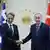 El primer ministro griego y el presidente turco se estrechan la mano con las banderas de sus países detrás.
