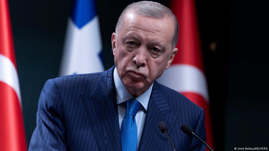 Cumhurbaşkanı Erdoğan hakkında İBB Başkanlığı dönemine ilişkin açılan Akbil davasının raftan indirilerek beraatle sonuçlandırıldığı öğrenildi

Savcılık itiraz etmediği için beraat kararı kesinleşti

@alicanuludag