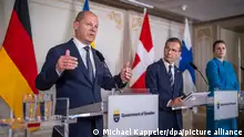 Bundeskanzler Olaf Scholz (l, SPD), nimmt neben, Ulf Kristersson (M), Ministerpräsident von Schweden und Mette Frederiksen, Ministerpräsidentin von Dänemark, an einer Pressekonferenz nach dem am Treffen des Nordischen Rats in Schweden teil.