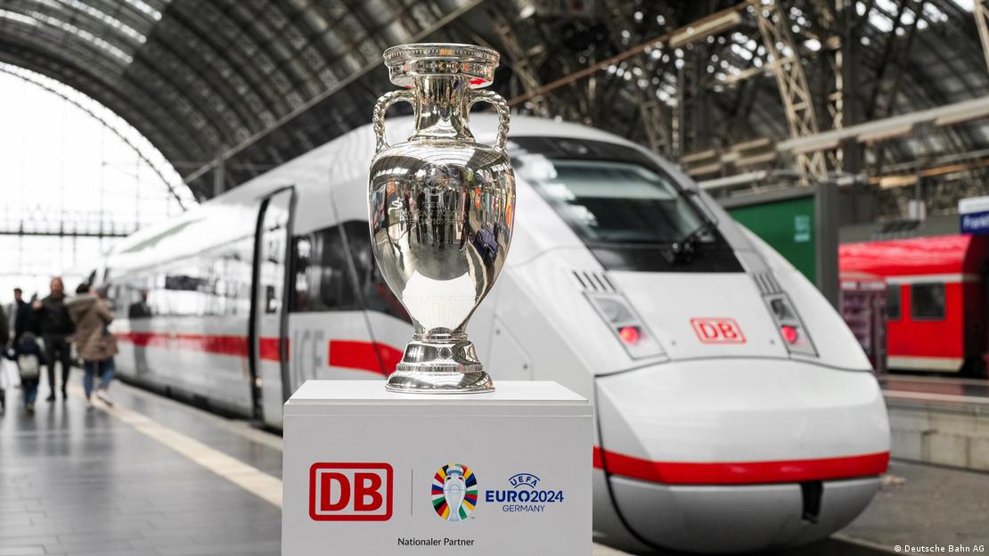Osvajanje prvenstva po „specijalnim cenama“? Brzi voz Nemačke železnice i trofej na peronu