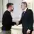 El presidente de Ucrania, Volodimir Zelenki, estrecha la manos del jefe de la diplomacia de EE.UU., Antony Blinken.
