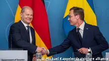 14.05.2024, Schweden, Stockholm: Bundeskanzler Olaf Scholz (SPD) nimmt neben Ulf Kristersson (r), Ministerpräsident von Schweden, an einer Pressekonferenz teil. Scholz hält sich zu einem zweitägigen Besuch in Schweden auf. Foto: Michael Kappeler/dpa +++ dpa-Bildfunk +++