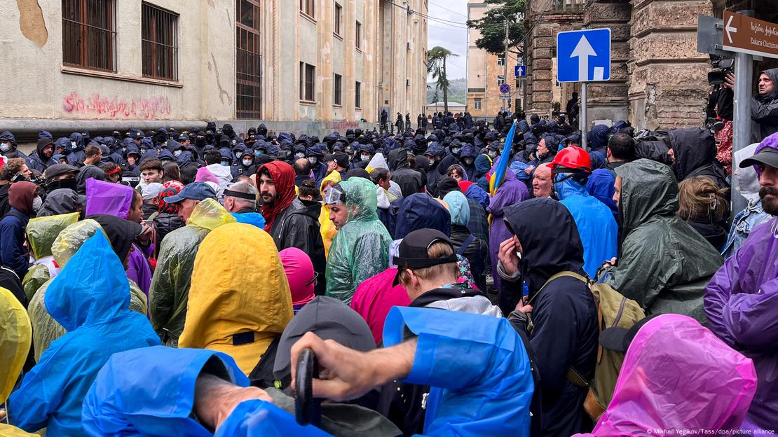 Protesta ciudadana en las afueras del Parlamento de Georgia, en Tiflis.
