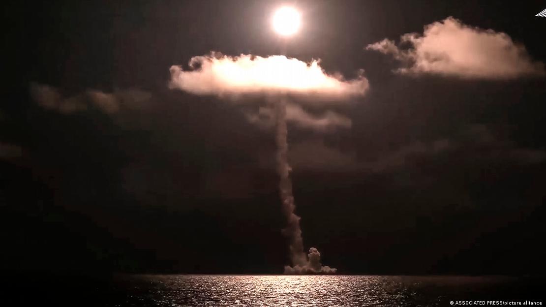 Se ve la estela del misil saliendo de las aguas del Mar Blanco y perdiéndose en una nube.