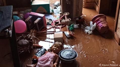 Brinquedos cheio de lama em casa de Eldorado do Sul