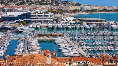 Billionaires growing richer faster than ever, says Oxfam – DW – 01/20/2025