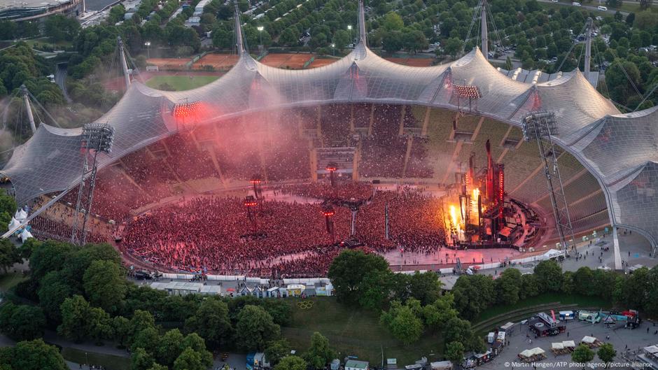 Pun stadion u Minhenu na koncertu Ramštajna u junu 2023.