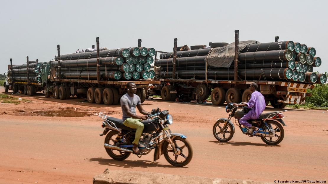 Des tuyaux pour un pipeline sur des camions dans la rue (archive de 2022, région de Gaya au Niger)
