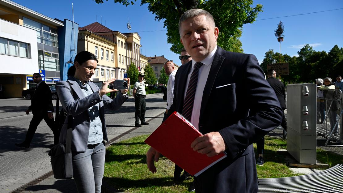 Словачкиот премиер Роберт Фицо пристигнува на седницата на владата во градот Хандлова, по која беше извршен атентатот врз него