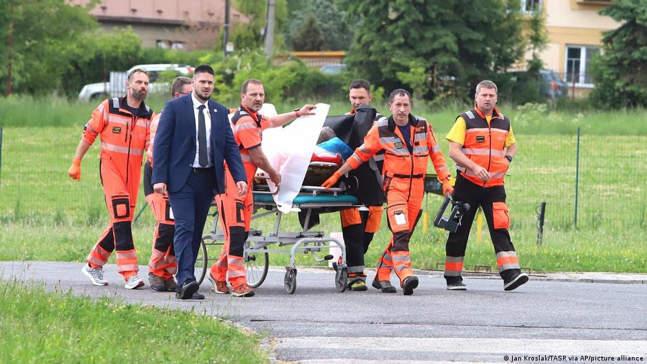 Ranjenog slovačkog premijera Roberta Fica helikopterom su prebacili u bolnicu u Banskoj Bistrici gde je operisan, prema izjavama zvaničnika, on se uspešno oporavlja