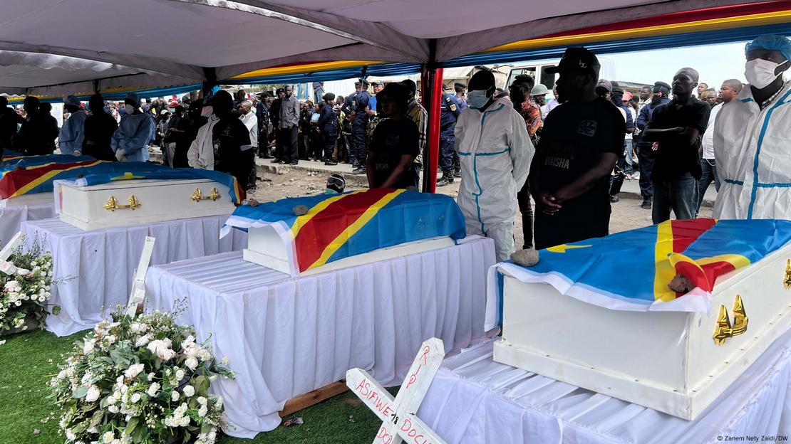 Registro feito em maio de 2024 mostra funeral de civis em Mugunga, na República Democrática do Congo