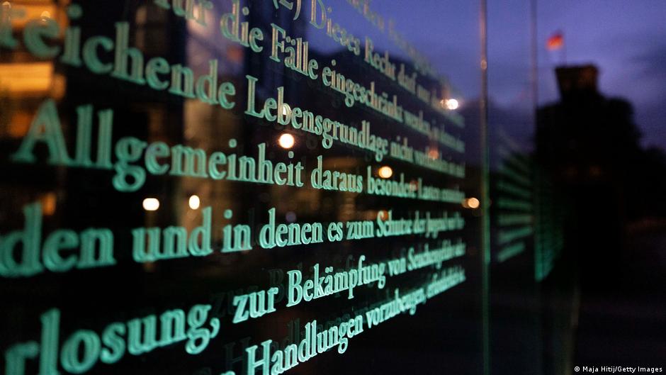 Tekst nemačkog ustava na panelima blizu Rajhstaga, maja 2024.