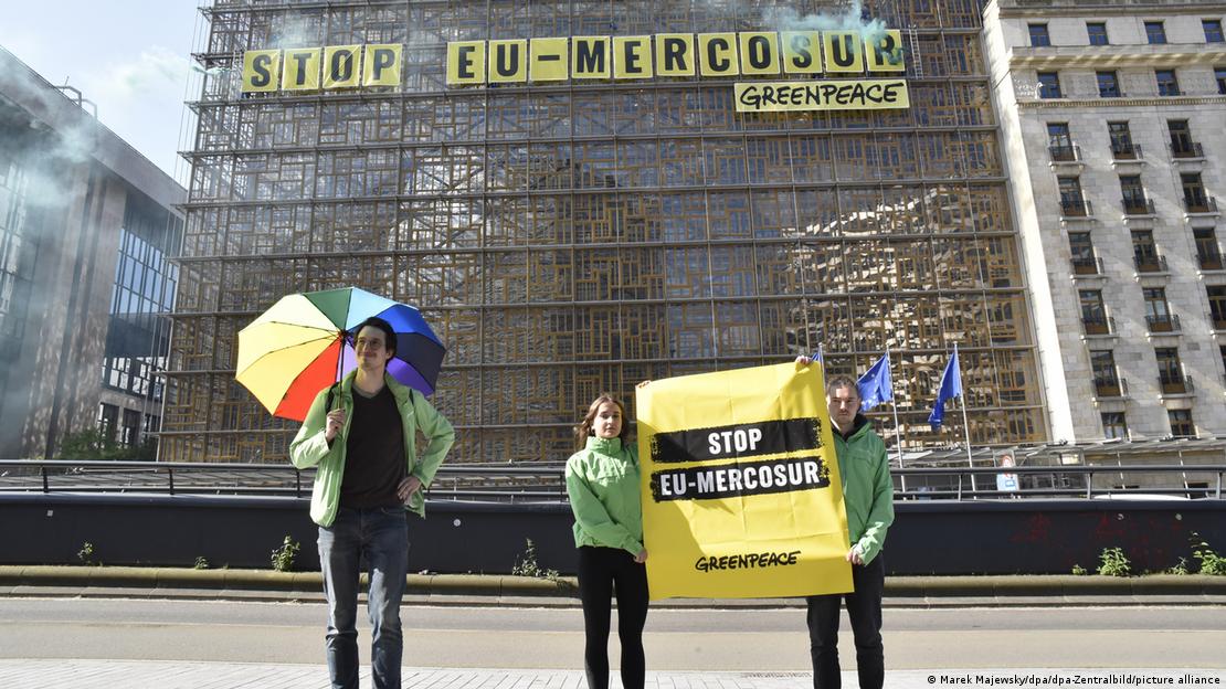 Η Greenpeace διαμαρτύρεται κατά της συμφωνίας με τη ζώνη Mercosur στις Βρυξέλλες Η Greenpeace διαμαρτύρεται κατά της συμφωνίας με τη ζώνη Mercosur στις Βρυξέλλες