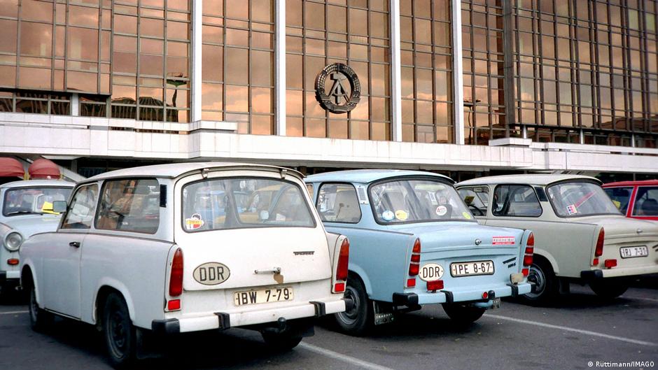 Trabanti, „narodni automobili“. ispred „Doma naroda“