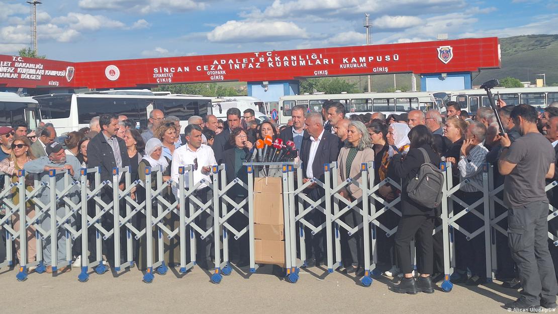 Selahattin Demirtaş'ın yargılandığı dönemde davanın görüldüğü Sincan Cezaevi'nin önü. Toplanan kalabalık basın açıklaması yapıyor Selahattin Demirtaş'ın yargılandığı dönemde davanın görüldüğü Sincan Cezaevi'nin önü. Toplanan kalabalık basın açıklaması yapıyor