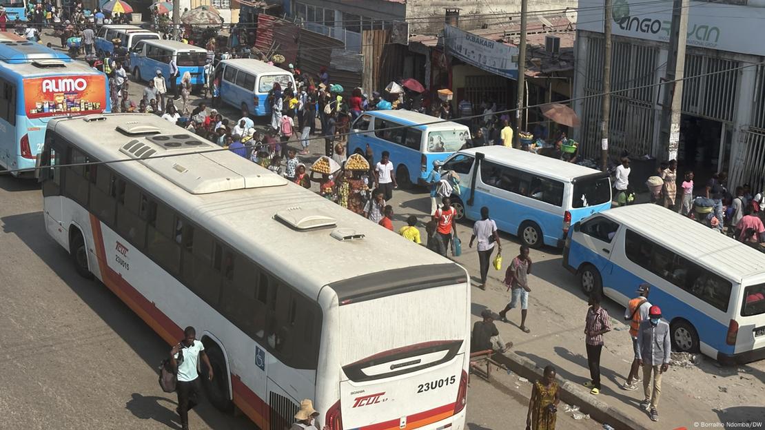 Autocarros urbanos em Luanda, a capital angolana