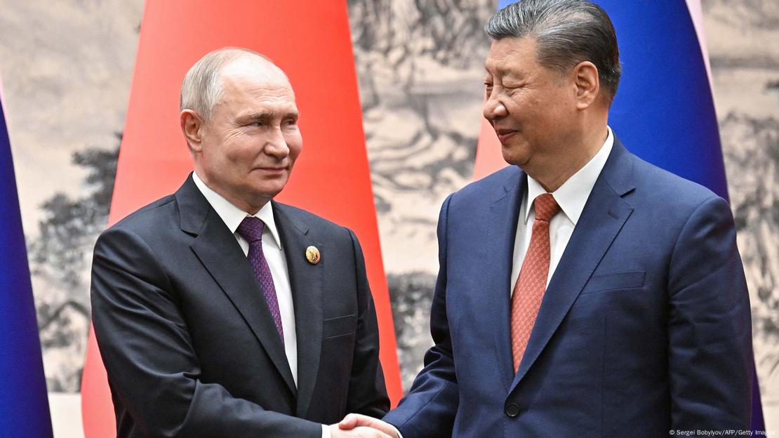 Χειραψία Πούτιν και Σι Τζινμπίνγκ στο Πεκίνο