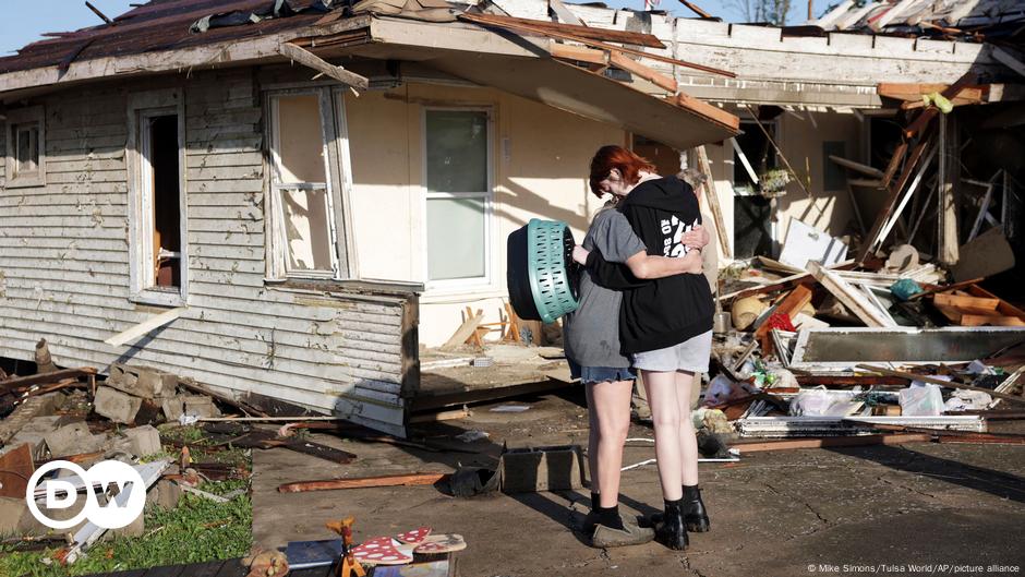 Badai dan Tornado menyebabkan 15 Orang Meninggal di Amerika Serikat – DW – 27/05/2024