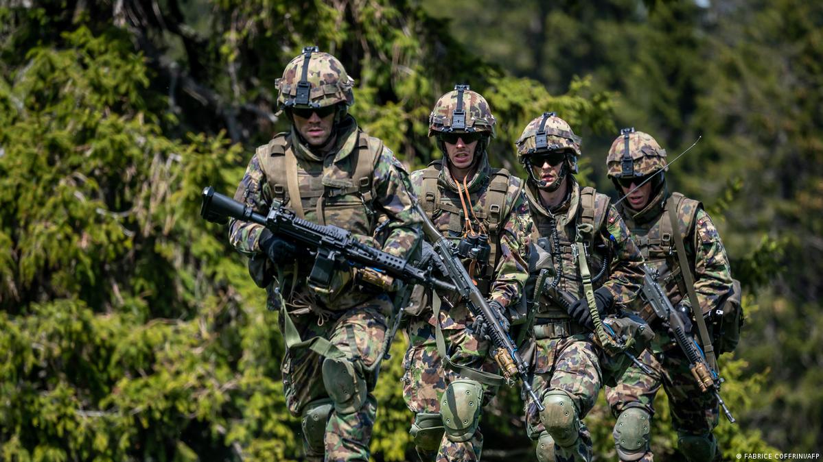 Suiza rechaza masivamente el servicio militar para mujeres – DW – 30/11/2025