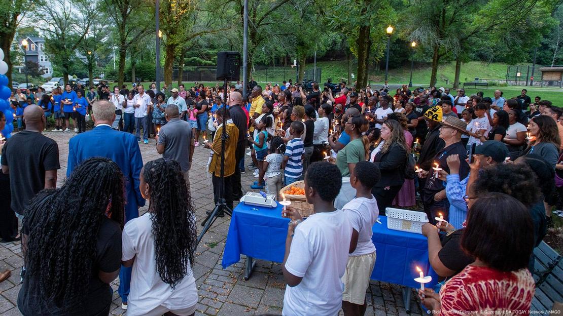 Familiares y amigos sostienen velas durante una vigilia por Harris Wolobah en Newton Square el viernes 8 de septiembre de 2023. Familiares y amigos sostienen velas durante una vigilia por Harris Wolobah en Newton Square el viernes 8 de septiembre de 2023.