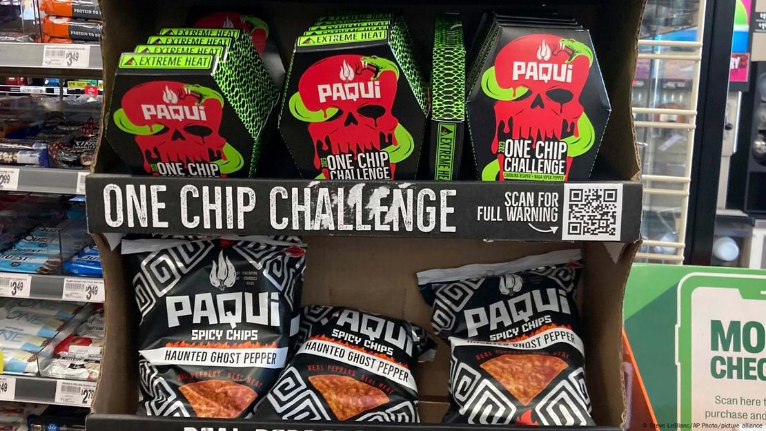 Paqui One Chip Challenge chips se muestran en una tienda 7-Eleven en Boston, el 7 de septiembre de 2023, antes de que fueran retirados al día siguiente. Paqui One Chip Challenge chips se muestran en una tienda 7-Eleven en Boston, el 7 de septiembre de 2023, antes de que fueran retirados al día siguiente.
