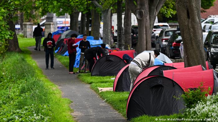 Imigrantes dormem na rua em meio à crise habitacional na Irlanda