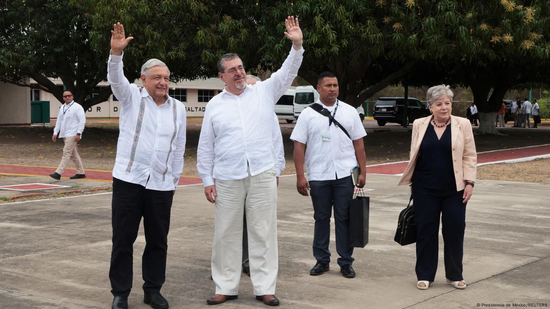 Foto de Andrés Manuel López Obrador, Bernardo Arévalo y Alicia Bárcena.