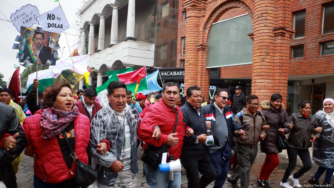 Foto de personas que protestan en Bolivia