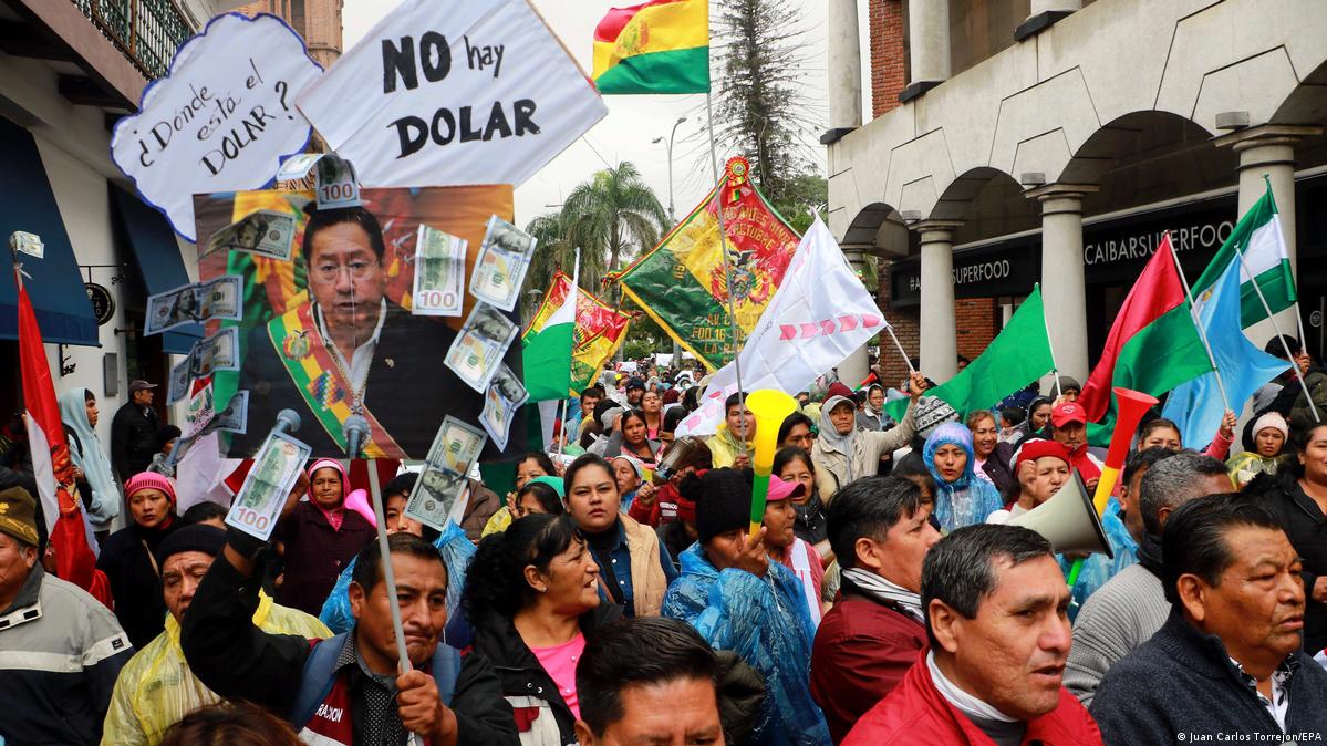 Comerciantes protestan por la escasez de dólares en Bolivia