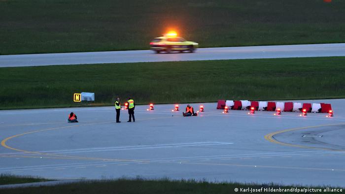 Ativistas do clima bloqueiam pista de aeroporto na Alemanha