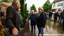 German Chancellor Olaf Scholz and Saarland Premier Anke Rehlinger visit a flooded area after heavy rains flooded the region in Kleinblittersdorf, near Saarbruecken, Germany, May 18, 2024. REUTERS/Kai Pfaffenbach
