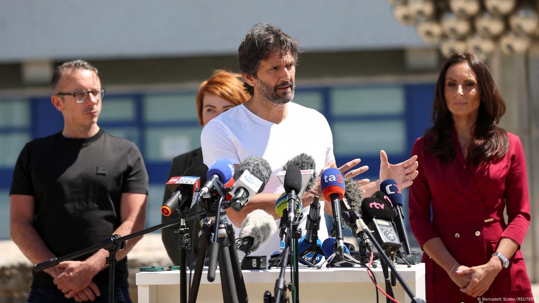 Verteidigungsminister Robert Kalinak (M.) und Gesundheitsministerin Zuzana Dolinkova (r.) bei einer Pressekonferenz vor der Klinik der Regionalhauptstadt Banska Bystrica