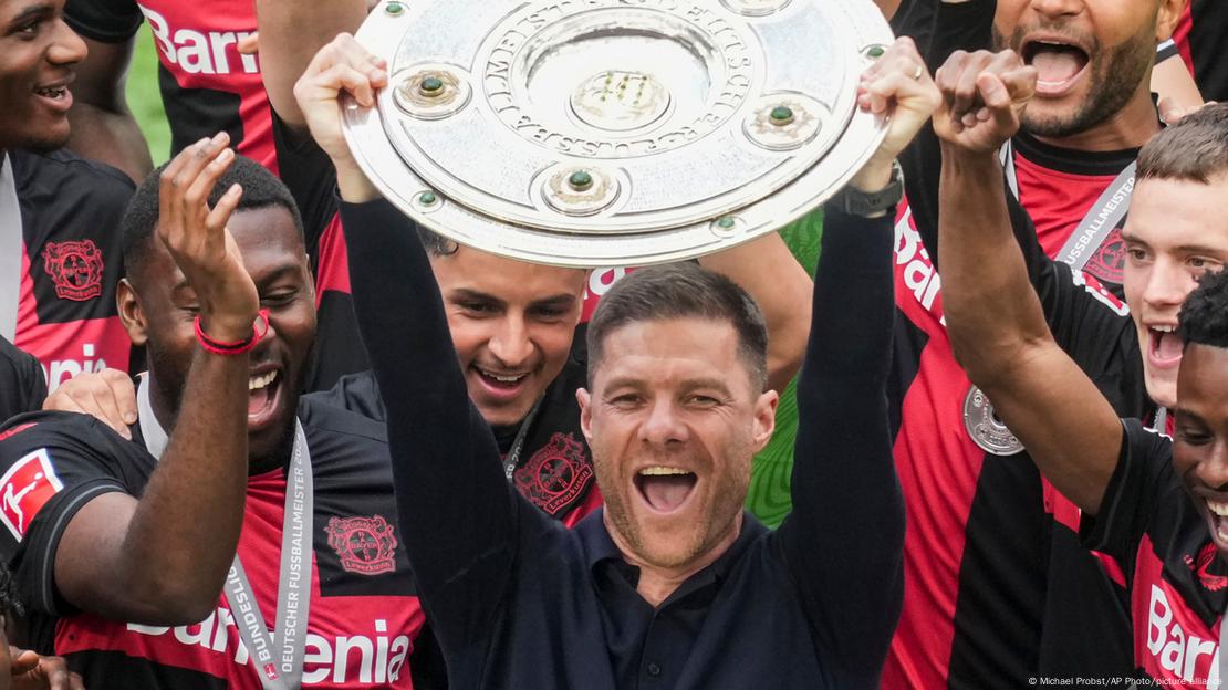 Xabi Alonso alzó la "ensaladera" de campeón en la temporada 2023/2024, interrumpiendo el reinado del Bayern Múnich tras once años consecutivos dominando el fútbol alemán. Xabi Alonso alzó la "ensaladera" de campeón en la temporada 2023/2024, interrumpiendo el reinado del Bayern Múnich tras once años consecutivos dominando el fútbol alemán.