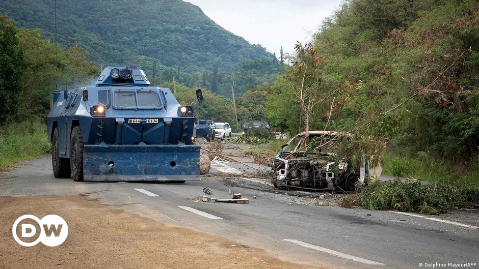 New Caledonia: French forces clear roadblocks to airport