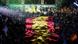 Público agitando uma enorme bandeira da Espanha Público agitando uma enorme bandeira da Espanha