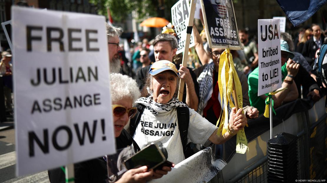 "Libertad para Julian Assange, AHORA!", reclama la pancarta en manos de manifestantes reunidos frente al Tribunal Superior en Londres, el lunes (20.05.2024).