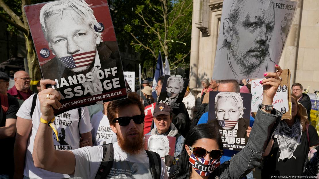 Los manifestantes muestran carteles con la cara de Assange y letreros como "Free Assange" o "Las manos fuera de Assange, no disparéis al mensajero".