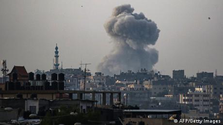 Auf Forderungen der USA kündigt Israel nun ein begrenzteres militärisches Vorgehen in Rafah an.