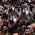Iraníes sostienen carteles del presidente Ebrahim Raisi durante una ceremonia de luto en la plaza Vali-e-Asr, en el centro de Teherán, capital de Irán.