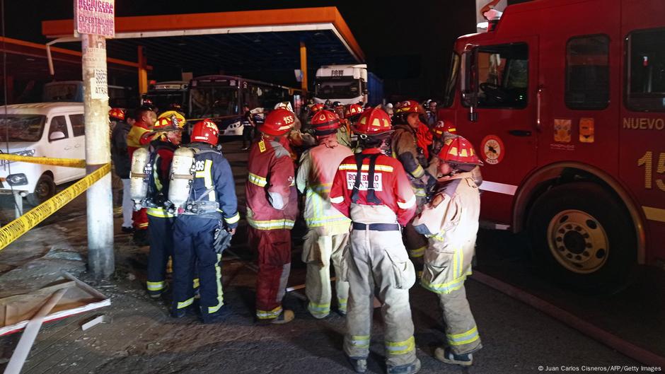 Un gigantesco incendio consume decenas de – El reportero andino