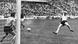 El jugador alemán se estira frente al portero italiano, Eniro Albertosi, para rematar un balón que acabaría en la red.