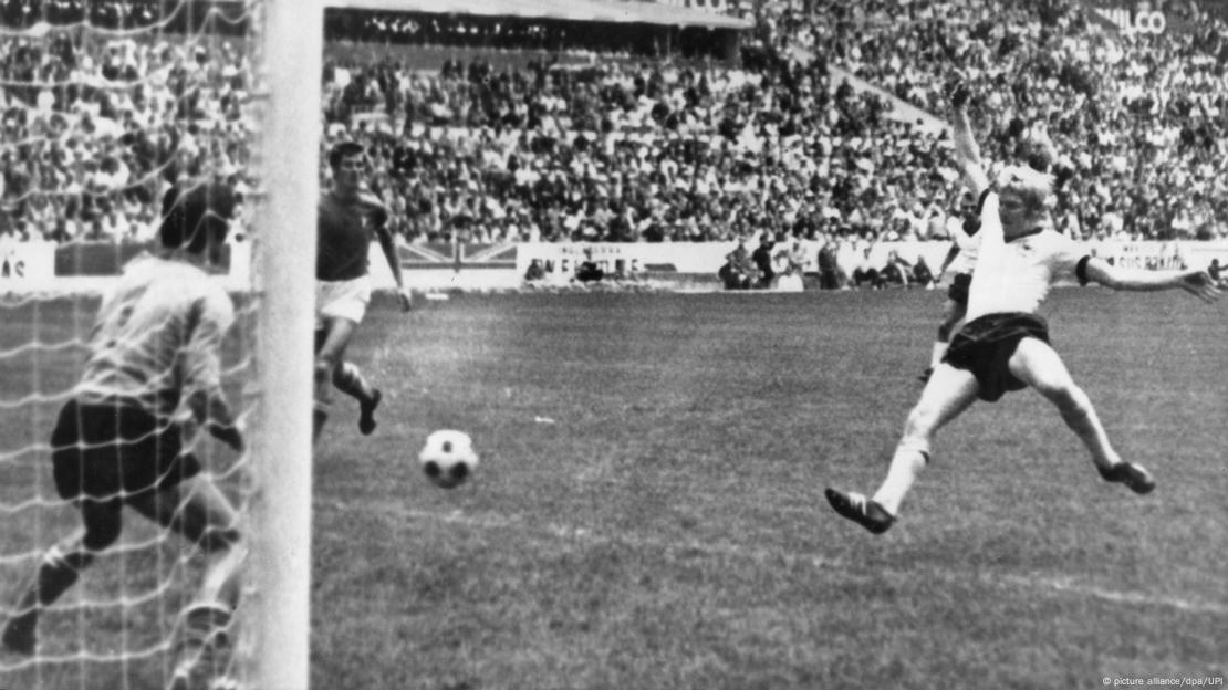 El jugador alemán se estira frente al portero italiano, Eniro Albertosi, para rematar un balón que acabaría en la red. El jugador alemán se estira frente al portero italiano, Eniro Albertosi, para rematar un balón que acabaría en la red.