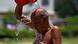 Un anciano se echa agua en la cabeza durante la ola de calor en Pakistán. Un anciano se echa agua en la cabeza durante la ola de calor en Pakistán.