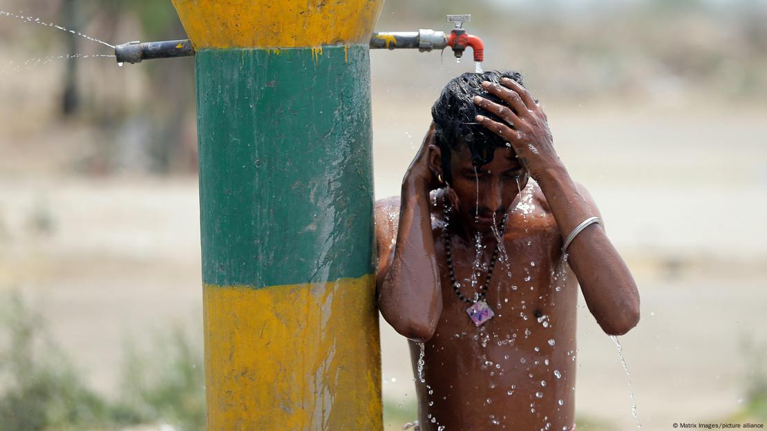 Homem tenta se refrescar com água em Amritsar, na Índia