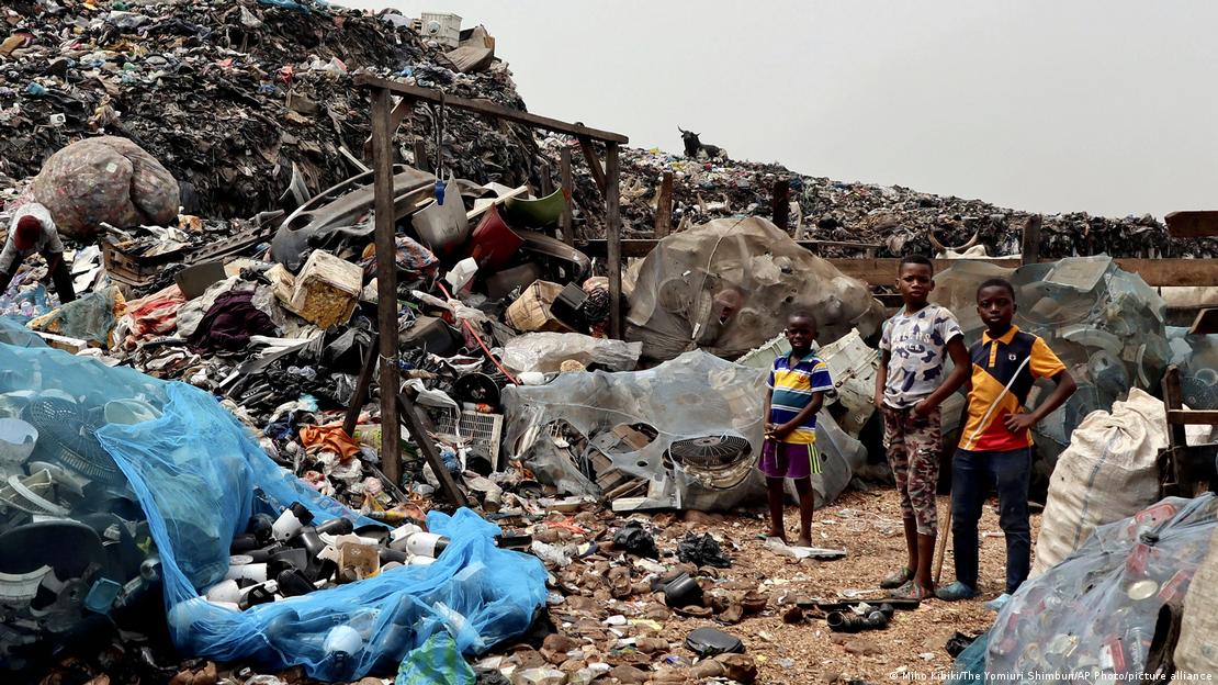 Crianças em lixão em Gana 