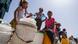 NIños y adultos palestinos esperando con recipientes para recibir agua. NIños y adultos palestinos esperando con recipientes para recibir agua.